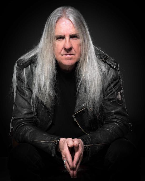 Vocalista do Saxon, Biff Byford divulga o álbum solo School of Hard Knocks